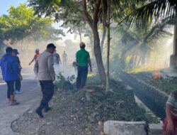 Bhabinkamtibmas Desa Wakan Brigadir Wildan Bersama Kepala Desa dan Staf Desa Laksanakan Jumat Bersih