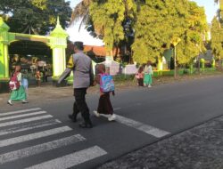 Personel Polsek Suela Laksanakan Rawan Pagi dan Strong Point di Depan SDN 02 Suela