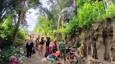 Babinsa dan Warga Bersatu Selamatkan Jalan Tergerus Hujan