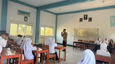Bhabinkamtibmas Desa Pandan Indah Edukasi Bahaya Narkoba kepada Siswa Baru dalam Kegiatan MPLS