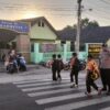 Personel Polsek Sambelia Lakukan Pengaturan Lalu Lintas, Wujudkan Keamanan dan Keselamatan Pengguna Jalan