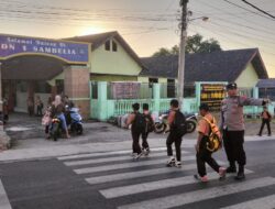 Personel Polsek Sambelia Lakukan Pengaturan Lalu Lintas, Wujudkan Keamanan dan Keselamatan Pengguna Jalan