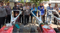 Polres Lombok Timur Serahkan Tiga Traktor Roda Dua untuk Kelompok Tani, Perkuat Ketahanan Pangan Nasional