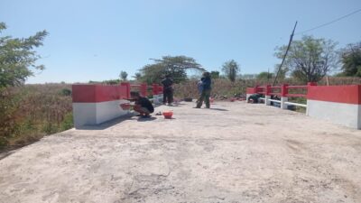 Gotong Royong TNI dan Warga Tuntaskan Jembatan Aramco 100 Persen