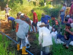 Babinsa Bersama Warga Buka Irigasi, Air Mengalir Harapan Pun Tumbuh
