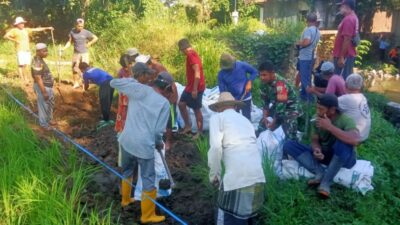 Babinsa Bersama Warga Buka Irigasi, Air Mengalir Harapan Pun Tumbuh