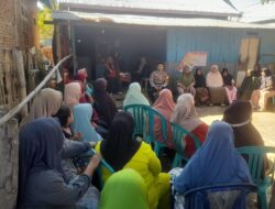 Bhabinkamtibmas Polsek Madapangga Dampingi Tim PKH Yang Melaksanakan Sosialisasi di Desa Dena