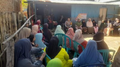 Bhabinkamtibmas Polsek Madapangga Dampingi Tim PKH Yang Melaksanakan Sosialisasi di Desa Dena