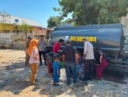 “Polisi Peduli”. Satsamapta Polres Bima Kabupaten Salurkan 500O Liter Air Bersih Atasi Kesulitan Air Bersih Bagi Warga Desa Padolo