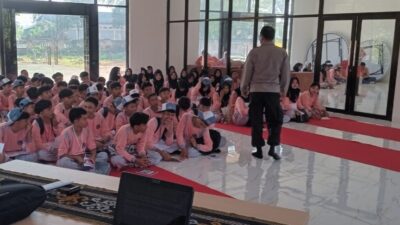 Polres Lombok Barat Berikan Penyuluhan Hukum bagi Siswa Baru SMKN 2 Lembar