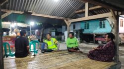 Bhabinkamtibmas Polsek Brang Rea Ajak Warga Rarak Ronges Aktifkan Siskamling Demi Ciptakan Lingkungan Aman