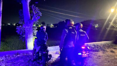 Patroli Perintis Presisi Polres Lombok Barat Bubarkan Kerumunan Pemuda di Bundaran GMS