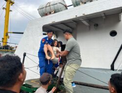 Tim Gabungan Berhasil Evakuasi Penumpang KLM ARMADA MULYA Korban Laka Laut di Selat Sanggar
