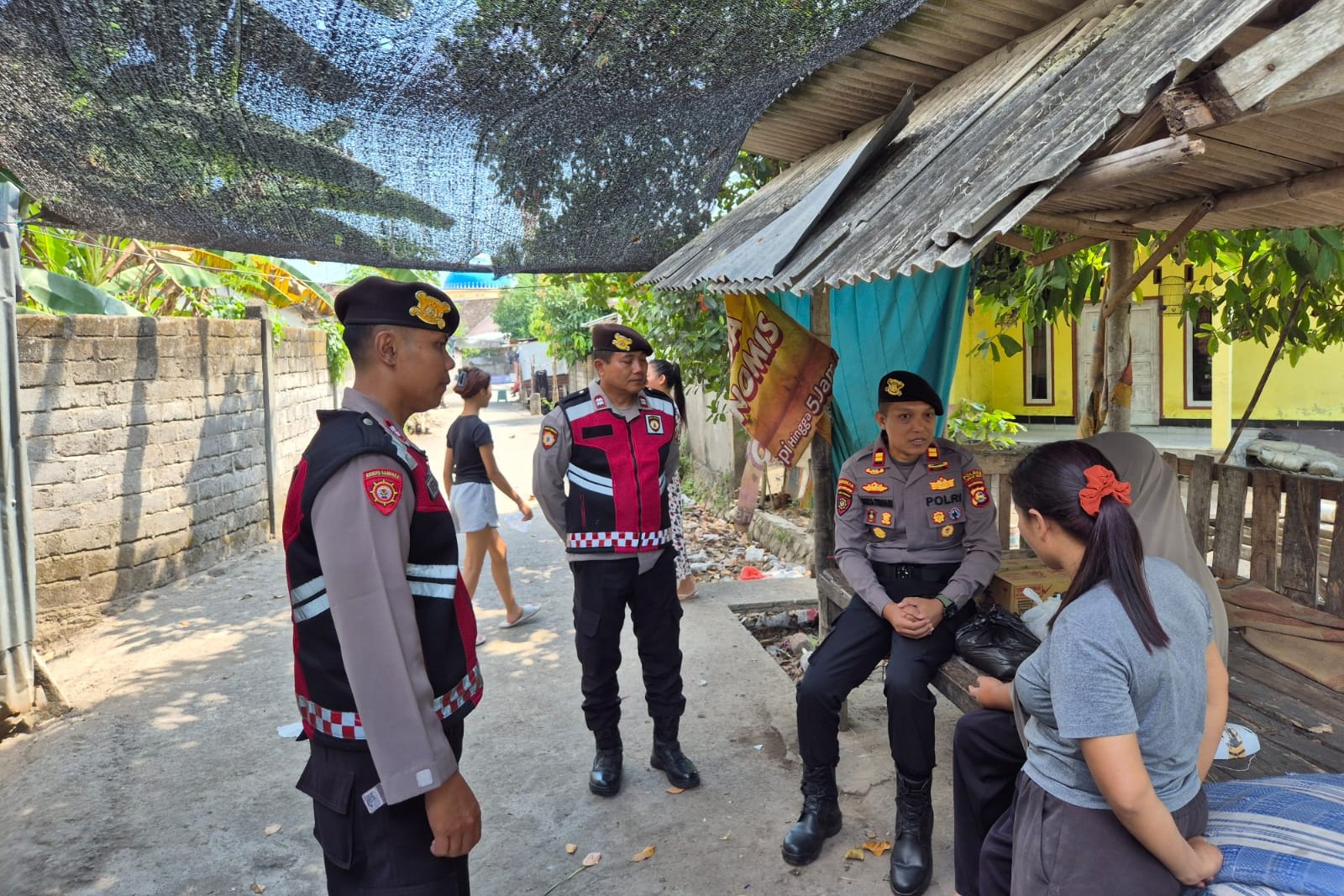 Sentuhan Kasih Polres Lombok Barat, Sat Samapta Bagikan Sembako kepada Warga Kurang Mampu