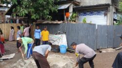 Bhabinkamtibmas Desa Ntori Gotong Royong Bersama Warga, Sampaikan Pesan Kamtibmas