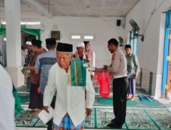 “Jum,at Berkah” Memuliakan Sesama Unit Kamsel Satlantas Polres Bima Kabupaten dan IKMS Bagikan Nasi Kotak Bagi Jamaah Sholat Jum,at