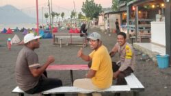Bhabinkamtibmas Polres Bima Kota Sambangi Pelaku Usaha dan Pengunjung Pantai Sangiang, Sampaikan Pesan Kamtibmas