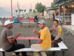 Bhabinkamtibmas Polres Bima Kota Sambangi Pelaku Usaha dan Pengunjung Pantai Sangiang, Sampaikan Pesan Kamtibmas