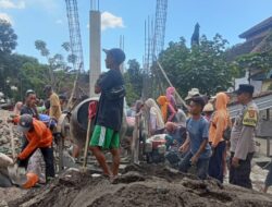Hadiri Gotong Royong Pembangunan Masjid, Bhabinkamtibmas Polres Bima Kota Himbau Warga Jaga Kamtibmas