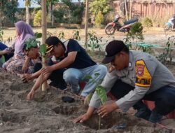 Dukung Ketahanan Pangan Nasional, Bhabinkamtibmas Desa Goa Bersama Pemdes Tanam Bibit Cabai, Tomat dan Terong