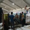 Dukung Ketahanan Pangan Nasional, Bhabinkamtibmas Polres Bima Kota Monitor Pembongkaran Jagung di Gudang Subur