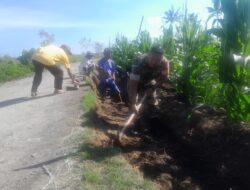 Gotong Royong Babinsa Bantu Petani Bangun Irigasi