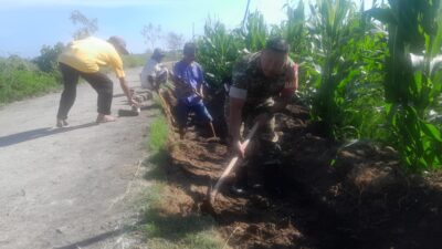 Gotong Royong Babinsa Bantu Petani Bangun Irigasi
