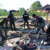 Bhabinkamtibmas Desa Kampasi Meci Bersama TNI Dukung Pembangunan RTLH dalam Program TMMD ke-129 Tahun 2026