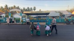 Berikan Rasa Aman Pelajar di Pagi Hari, Polsek Utan Gelar Pengaturan Lalu Lintas di Depan Sekolah