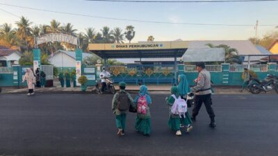 Berikan Rasa Aman Pelajar di Pagi Hari, Polsek Utan Gelar Pengaturan Lalu Lintas di Depan Sekolah
