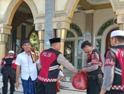 Sat Samapta Polres Lombok Barat Gelar Jumat Berkah dan Bagikan Makanan untuk Jemaah di Labuapi