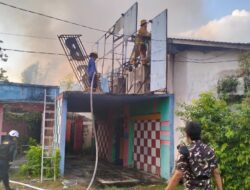 Babinsa Pantau Kebakaran Bangunan Bekas Cafe Blue Safir
