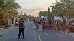 Polsek Bayan Amankan dan Atur Lalin Iring-iringan Nyongkolan di Desa Anyar