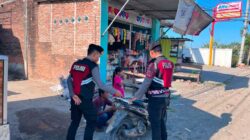 Anggota Sat Samapta Polres Sumbawa Bantu Warga yang Kendaraannya Mogok di Jalan Lintas Sumbawa-Bima