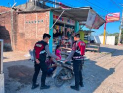 Anggota Sat Samapta Polres Sumbawa Bantu Warga yang Kendaraannya Mogok di Jalan Lintas Sumbawa-Bima