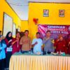 Sinergi Menjaga Kamtibmas, Bhabinkamtibmas Polsek Woha Hadiri Seminar Mahasiswa KKN Universitas STKIP Tamsis