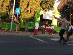 Personel Piket Jaga Polsek Suela Lakukan Pengaturan Lalulintas di SDN 01 Suela