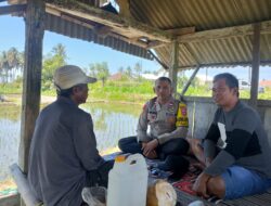 Bhabinkamtibmas Desa Apitaik Ajak Warga Bersama Jaga Kamtibmas dan Tingkatkan Ronda Malam