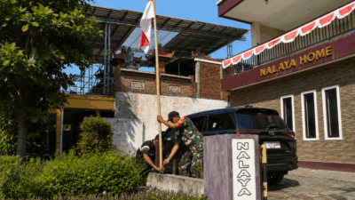 Sambut HUT RI, Babinsa Ajak Warga Kibarkan Merah Putih