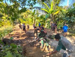 Gotong Royong Babinsa dan Warga Longserang, Lebarkan Jalan Buka Harapan
