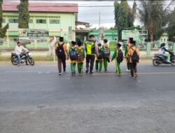 Bhabinkamtibmas Pringgabaya Gelar Strong Point Pagi, Bantu Pelajar Menyeberang dan Imbau Tertib Berlalu Lintas