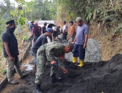 Babinsa Labuan Tereng Hadir Bangun Jalan Demi Kemajuan Desa