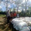 Bhabinkamtibmas Desa Rarak Ronges Dampingi Panen Jagung Tahap III, Pastikan Hasil Petani Terserap Pasar