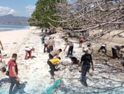 Polres Bima Kota Gelar Kerja Bakti Dukung Program ASRI Polda NTB di Pantai Pasir Putih Bajo Pulau