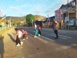 Berikan Rasa Aman, Bhabinkamtibmas Polsek Rhee Laksanakan Pengaturan Lalu Lintas Pagi di Depan SDN Rhee Berru