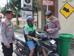 Polres Bima Kota Bagikan Ratusan Bendera, Ajak Masyarakat Kobarkan Semangat Kemerdekaan