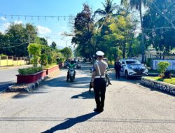 Polres Bima Kota Hentikan Sementara Arus Lalu Lintas dan Nyalakan Sirine Saat Pengibaran Bendera Merah Putih