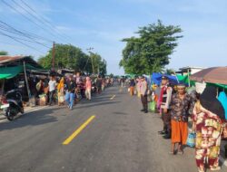 Cegah Kemacetan di Pasar Tampes, Personel Polsek Kayangan Gelar Pengaturan Lalu Lintas Pagi Hari