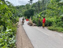 Cegah Kecelakaan, Babinsa Pasang Rambu di Jalan Amblas