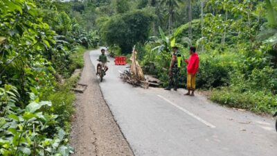 Cegah Kecelakaan, Babinsa Pasang Rambu di Jalan Amblas